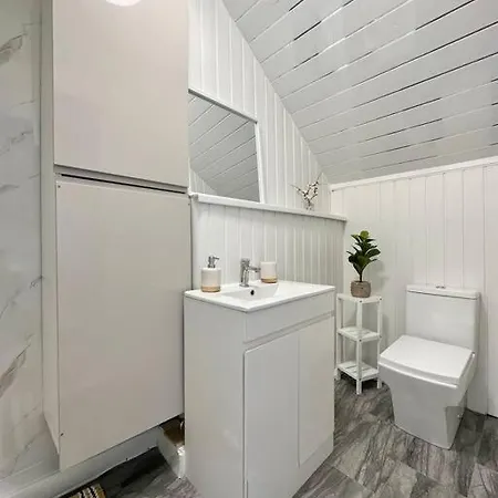 بيت للعطل Bright Leeds House *