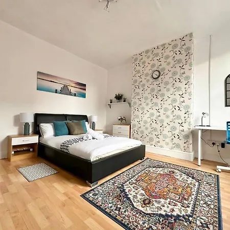 Bright Leeds House *